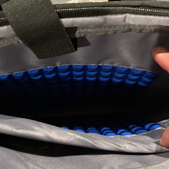NWT CoolBell 18 x 14” cooling laptop Case with Carrying Strap - Picture 6 of 9